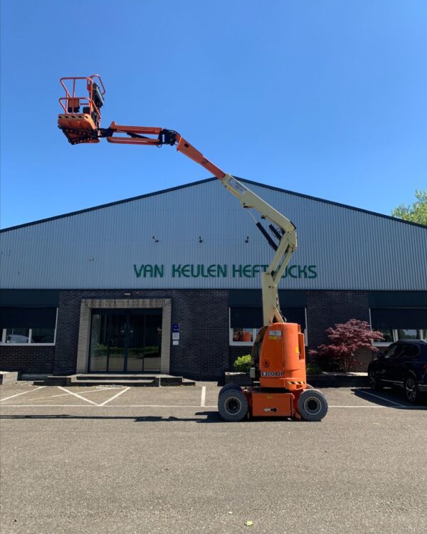 JLG KNIKARMHOOGWERKER E300AJP HUREN