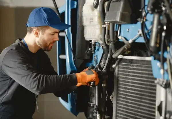 Monteur voert technische reparatie uit aan heftruck motor