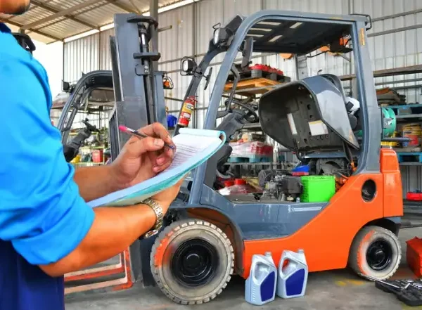 Service en onderhoud van heftrucks - Professioneel en betrouwbaar Technische inspectie en onderhoud van heftruck in werkplaats